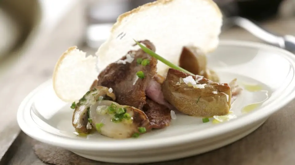 pluma-iberica-con-foie-y-boletus