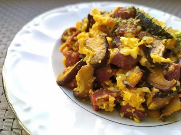 revuelto-de-chorizo-cular-con-setas